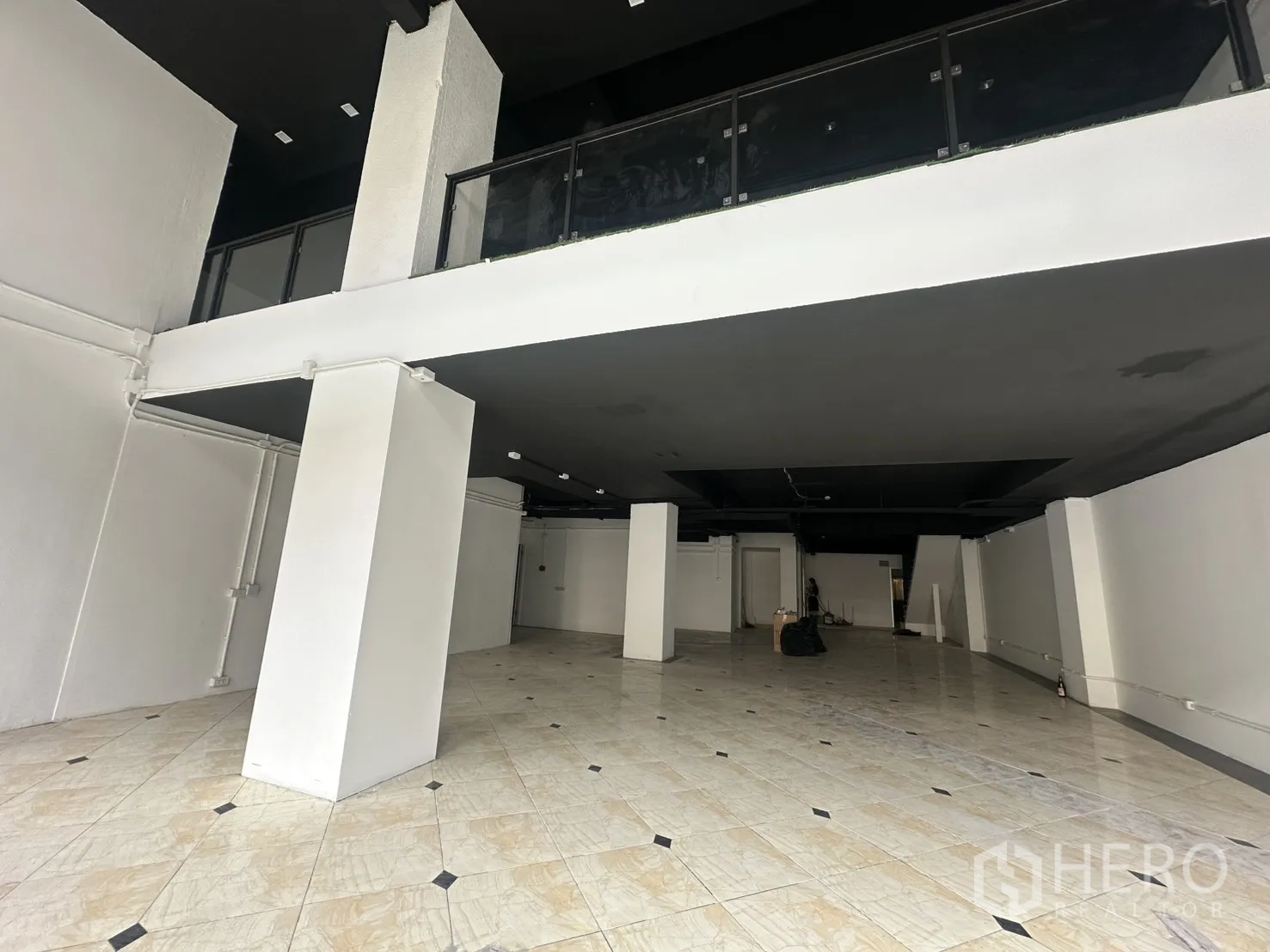零售空间 for rent in Pathum Wan, Bangkok - 底层宽敞空间，瓷砖地面、白色立柱与夹层