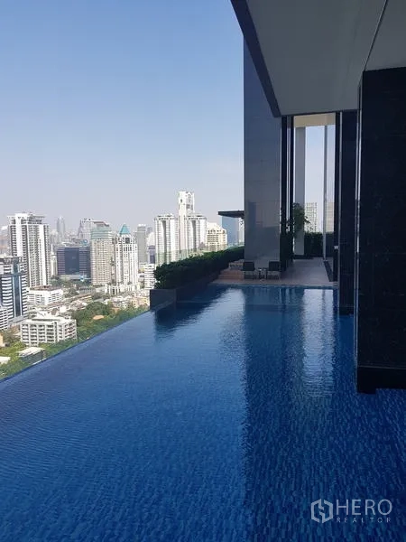 Condominium for rent in Sathon, Bangkok - Sky infinity pool with panoramic Bangkok city skyline views.
