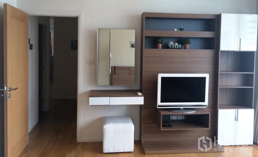คอนโด ให้เช่าในWatthana, Bangkok - ชั้นวางทีวีบิวท์อินพร้อมตู้และโต๊ะเครื่องแป้งในห้องนอน