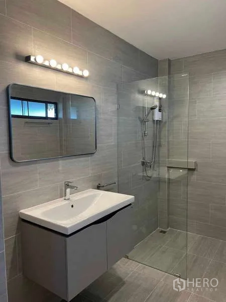 ทาวน์เฮาส์ ให้เช่าในKhlong Toei, Bangkok - ห้องน้ำปรับปรุงใหม่ กระเบื้องสีเทา กระจกมีไฟ และห้องอาบน้ำกระจก
