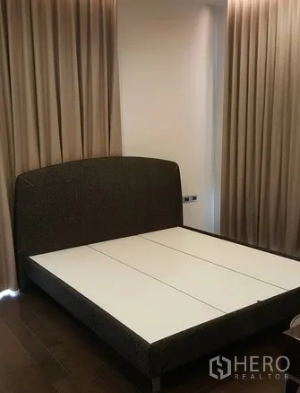 คอนโด ให้เช่าหรือขายในWatthana, Bangkok - ห้องนอนพร้อมโครงเตียงบุผ้าและผ้าม่านทึบสูง