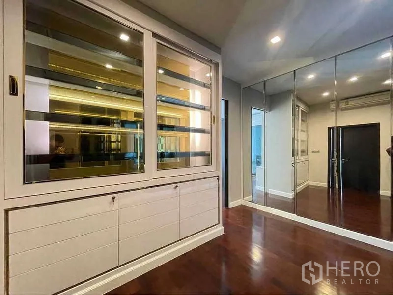Detached House for rent in Bang Sue, Bangkok - Walk-in closet with mirrored wardrobes and built-in cabinetry.