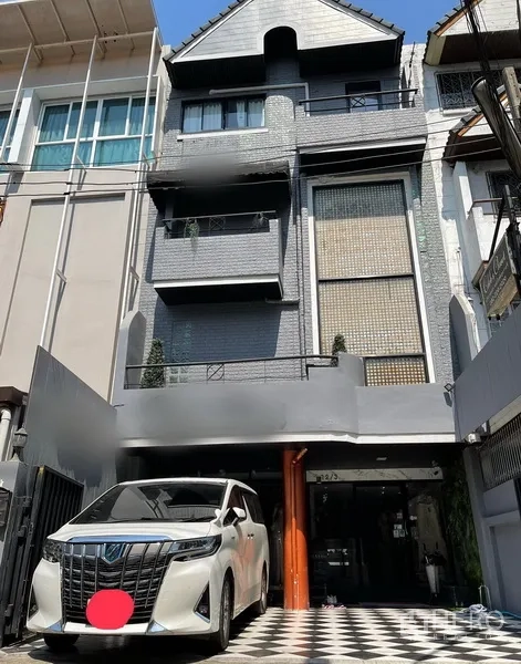 Home Office for rent in Watthana, Bangkok - Multi-storey home office facade with small balconies, gated parking and a checkered driveway in Thonglor.