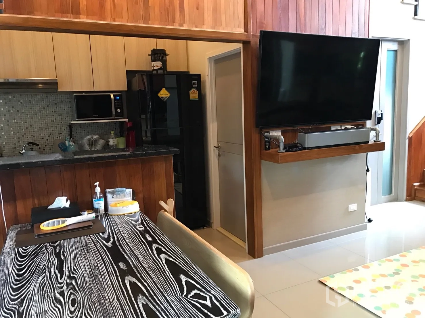 ทาวน์เฮาส์ ขายในSuan Luang, Bangkok - โซนรับประทานอาหารและมุมทีวีแบบโอเพนแพลน ติดทีวีแขวนผนัง