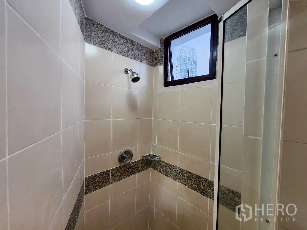 คอนโด ให้เช่าในKhlong Toei, Bangkok - ตู้ชาวเวอร์กรุผนังกระเบื้อง มีหน้าต่างและก๊อกโครเมียม