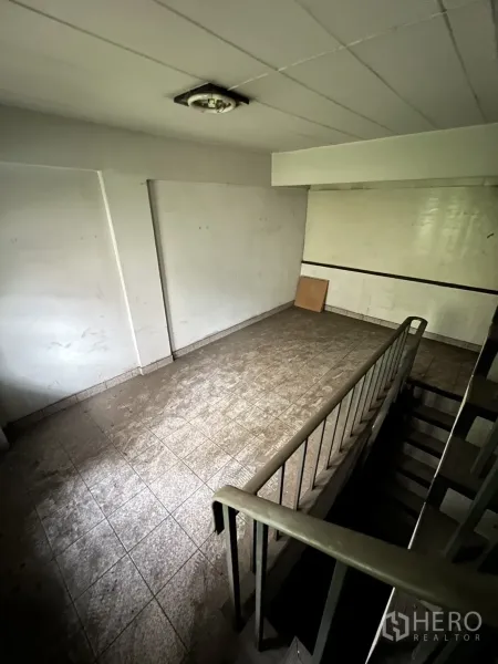 店屋 出租在Watthana, Bangkok - 楼梯旁宽阔平台，地砖铺设，适合办公或仓储。