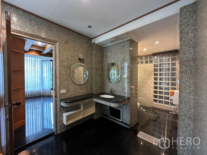 ทาวน์เฮาส์ ให้เช่าในKhlong Toei, Bangkok - ห้องน้ำกรุแกรนิตพร้อมห้องอาบน้ำกั้นบล็อกแก้ว กระจกทรงกลม และพื้นกระเบื้องสีดำ