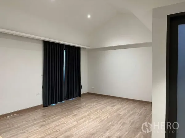 Townhouse for rent in Yan Nawa, Bangkok - Empty bedroom with wood flooring, high ceiling and blackout curtains.