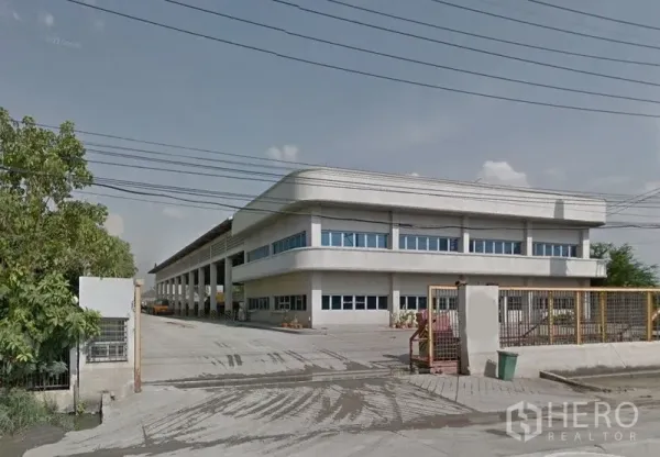 工厂 出租在Lat Lum Kaeo, Pathum Thani - 工厂综合体外观，含两层办公楼与安全出入口