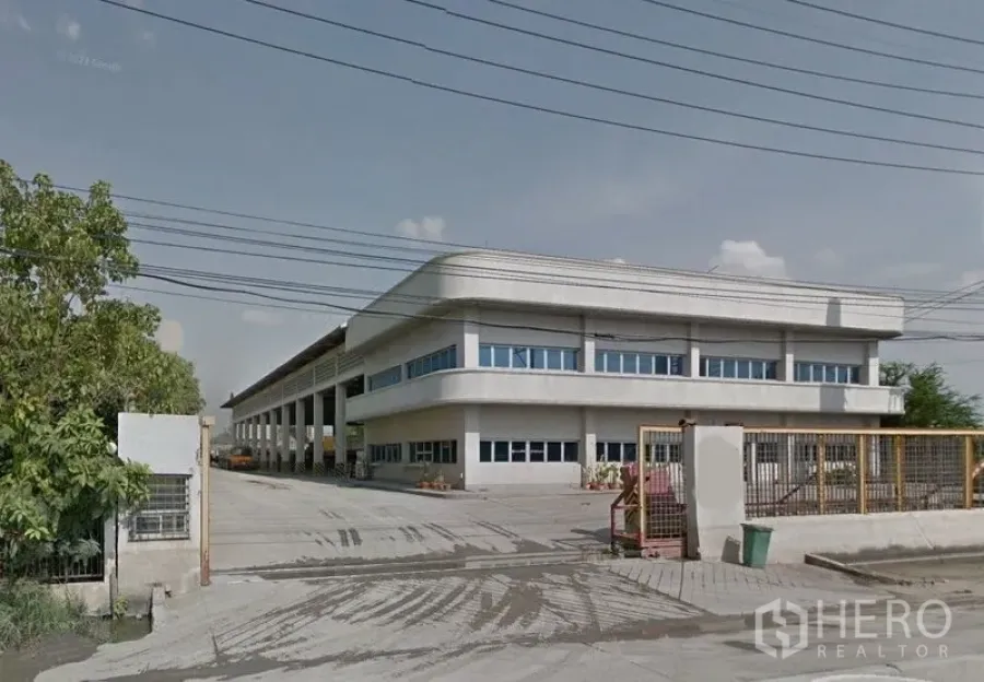 工厂 出租在Lat Lum Kaeo, Pathum Thani - 工厂综合体外观，含两层办公楼与安全出入口