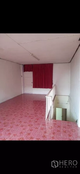 อาคารพาณิชย์ ให้เช่าหรือขายในPhra Khanong, Bangkok - ห้องปูกระเบื้องกว้างบนชั้นบน พร้อมผ้าม่านสีแดงและช่องเปิดบันได