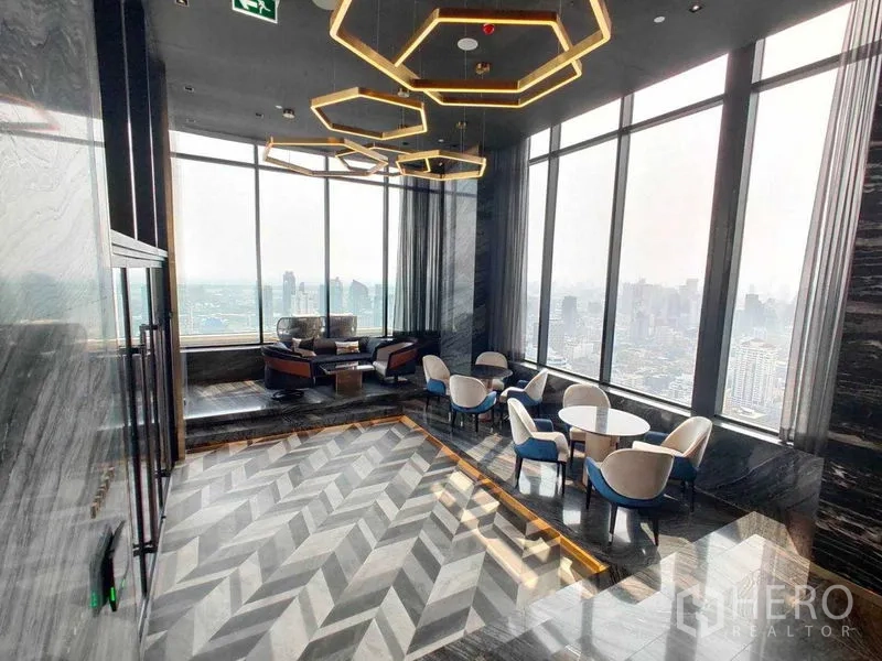 คอนโด ให้เช่าในWatthana, Bangkok - มุมเลานจ์พร้อมโคมไฟหกเหลี่ยมและที่นั่งชมวิวเมือง