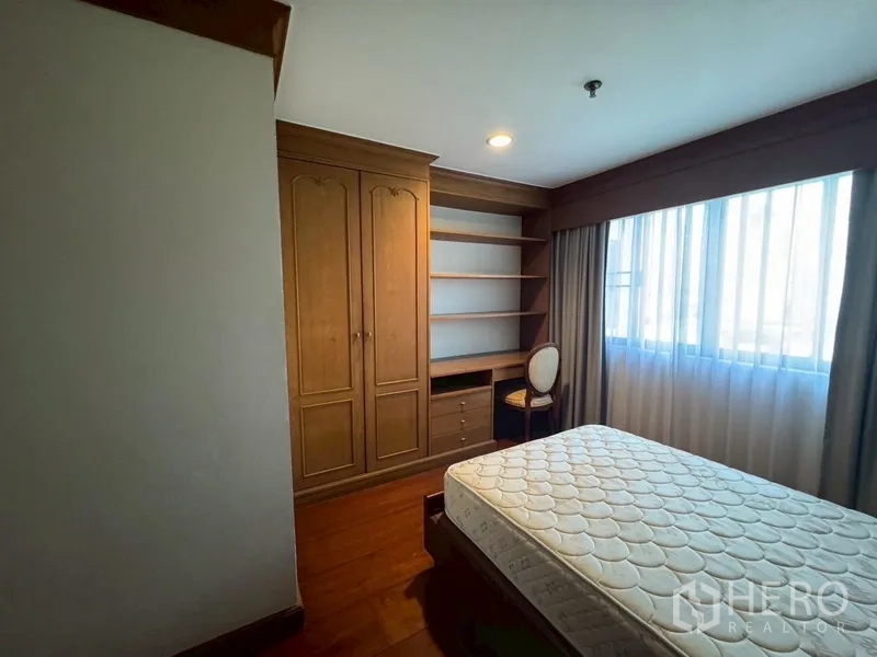 คอนโด ให้เช่าในWatthana, Bangkok - ห้องนอนที่สาม เตียงเดี่ยว แอร์ และหน้าต่างพร้อมผ้าม่าน