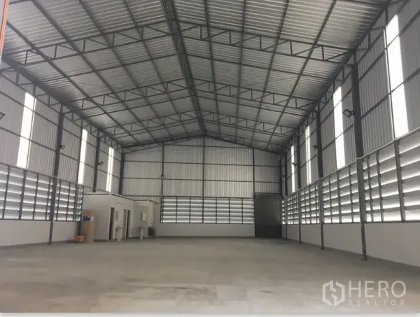 คลังสินค้า ให้เช่าในDin Daeng, Bangkok - ภายในโกดังเพดานสูง โครงสร้างเหล็ก พื้นคอนกรีตโล่งกว้าง