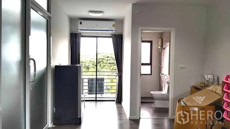 Home Office for rent - Hallway with balcony doors, air conditioner and access to a bathroom.