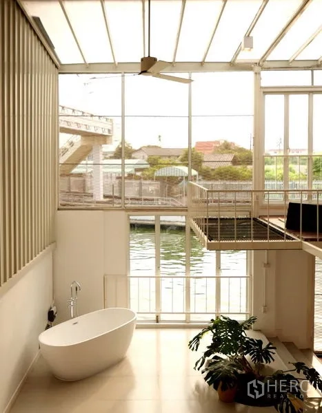ทาวน์เฮาส์ ให้เช่าในKhlong Toei, Bangkok - โถงสูงมองเห็นคลองผ่านหน้าต่างบานใหญ่ พร้อมอ่างอาบน้ำสร้างบรรยากาศผ่อนคลาย