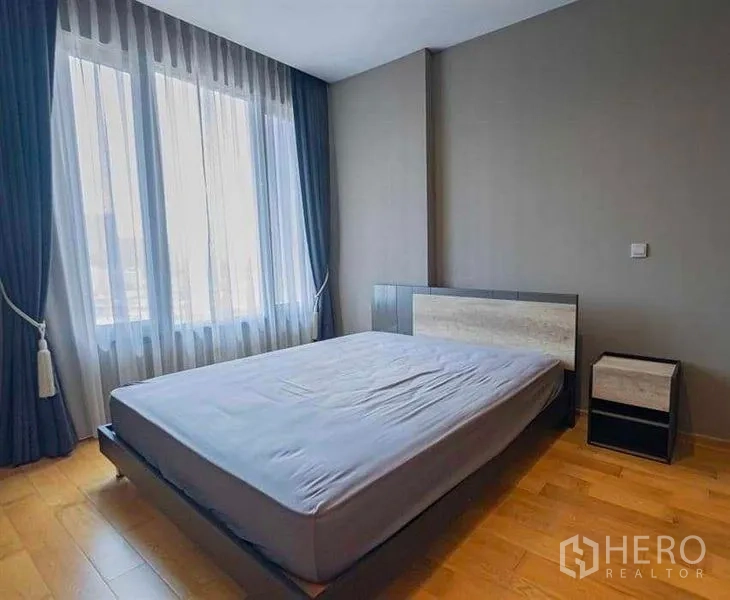 公寓 出租或出售在Khlong Toei, Bangkok - 温馨卧室，超大窗户、遮光窗帘与木地板