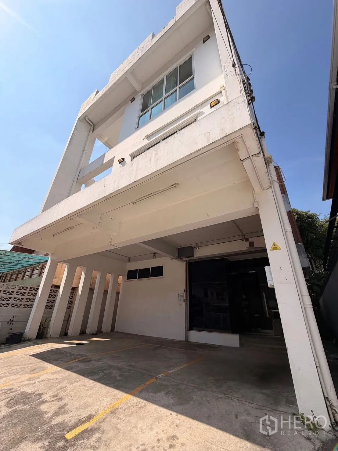 สำนักงานที่บ้าน for rent in Huai Khwang, Bangkok - ที่จอดรถใต้อาคารหน้าฟาซาดสีขาวสมัยใหม่