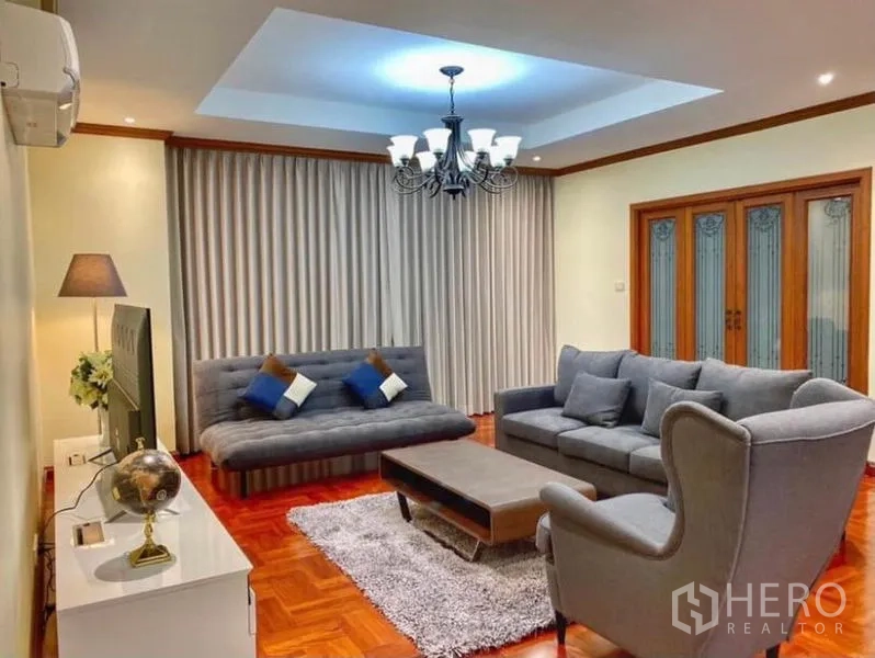 คอนโด ให้เช่าในKhlong Toei, Bangkok - มุมนั่งเล่นสบายๆ พร้อมโซฟา เก้าอี้อาร์มแชร์ โต๊ะกลาง พรม และโคมไฟเพดาน