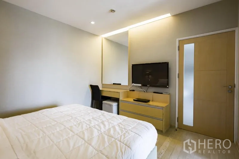 คอนโด ให้เช่าในKhlong Toei, Bangkok - ห้องนอนอบอุ่น เตียงขนาดควีน ทีวีติดผนัง โต๊ะเครื่องแป้งและกระจกบานใหญ่
