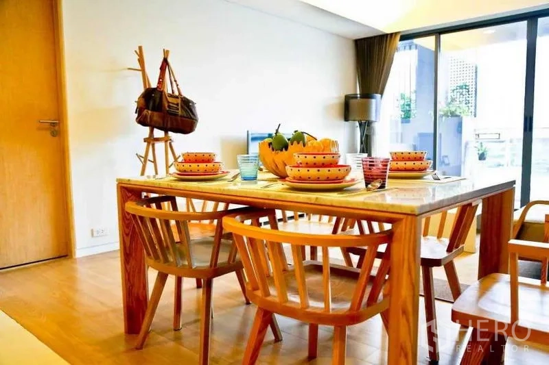 คอนโด ให้เช่าในWatthana, Bangkok - โต๊ะอาหารจัดเซ็ตสำหรับสี่ที่นั่ง ข้างประตูกระจกบานเลื่อนออกสู่ระเบียง