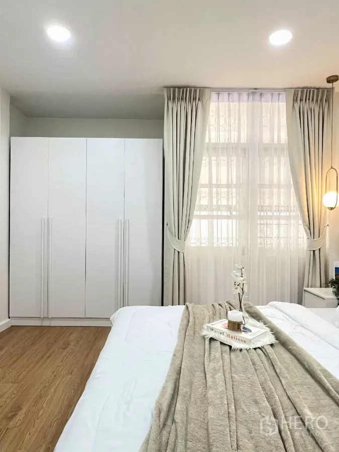 บ้าน ให้เช่าในHuai Khwang, Bangkok - ห้องนอนหลักมีตู้เสื้อผ้า ผ้าม่านโปร่ง และโทนสีอบอุ่น