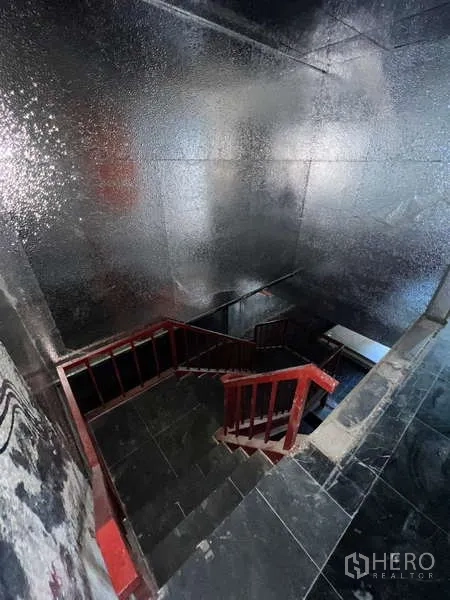 อาคารพาณิชย์ ให้เช่า - บันไดราวแดงลงชั้นล่าง ในงานตกแต่งสไตล์อุตสาหกรรม