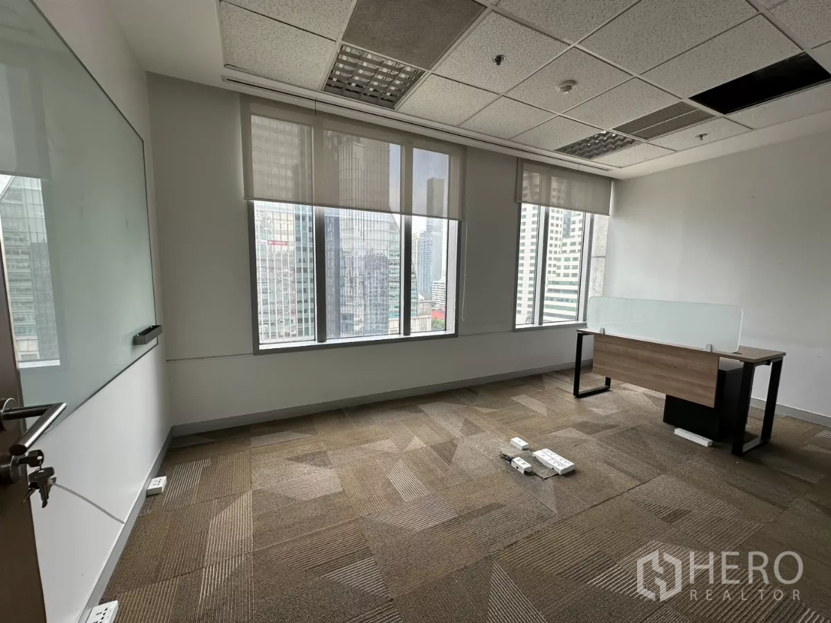 สำนักงาน ให้เช่าในWatthana, Bangkok - ห้องทำงานพร้อมมู่ลี่ โต๊ะเดี่ยว และวิวเมืองจากหน้าต่างบานใหญ่