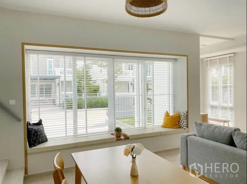 独立式住宅 出租在Prawet, Bangkok - 内置飘窗坐榻，白色百叶俯瞰前庭