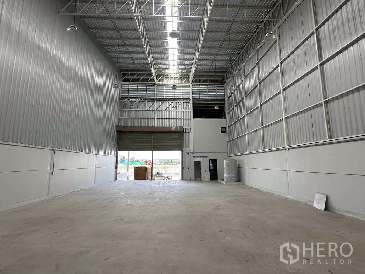 货栈 出租在Wang Noi, Phra Nakhon Si Ayutthaya - 仓库开阔库位，面向装卸门，配高架照明与通风。