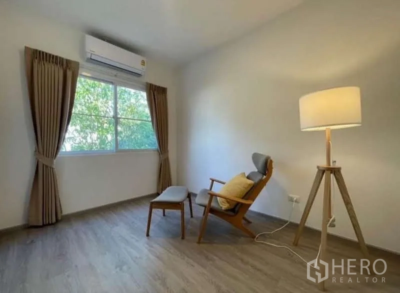 ทาวน์เฮาส์ ให้เช่าในPrawet, Bangkok - มุมอ่านหนังสือเก้าอี้เอนพร้อมสตูลและโคมไฟพื้นข้างหน้าต่าง