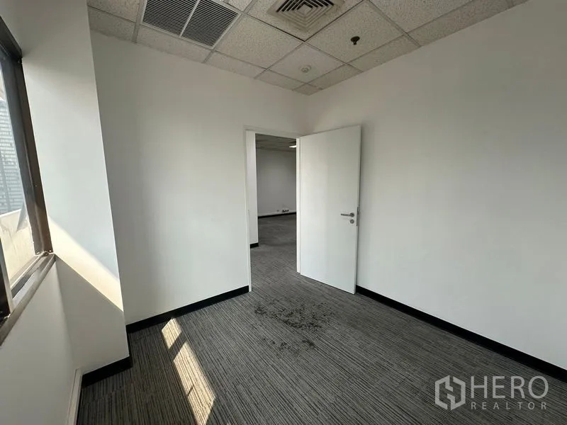 办公空间 出租在Watthana, Bangkok - 小型窗边办公室，地毯砖，吊顶设空调出风口。