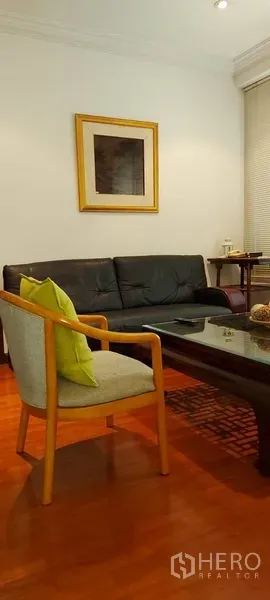 คอนโด ให้เช่าในSathon, Bangkok - มุมมองด้านข้างของห้องนั่งเล่น มีกรอบรูป โซฟา เก้าอี้อาร์มแชร์ และไฟดาวน์ไลท์