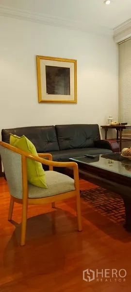 คอนโด ให้เช่าในSathon, Bangkok - มุมมองด้านข้างของห้องนั่งเล่น มีกรอบรูป โซฟา เก้าอี้อาร์มแชร์ และไฟดาวน์ไลท์