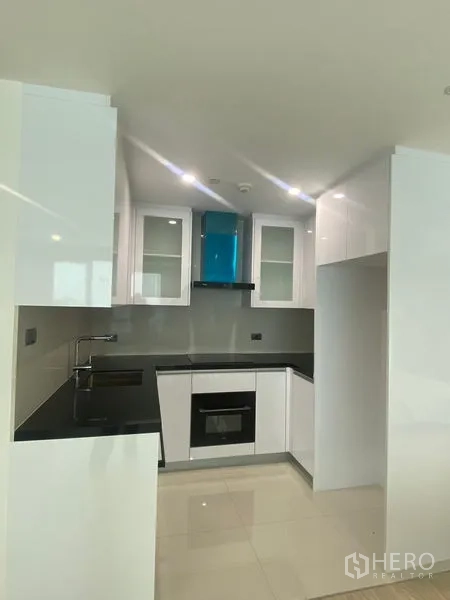 อพาร์ทเมนท์ ให้เช่าในWatthana, Bangkok - ครัวรูปตัว U ตู้สีขาวไฮกลอส เคาน์เตอร์หิน เตาอบ เตาและเครื่องดูดควัน