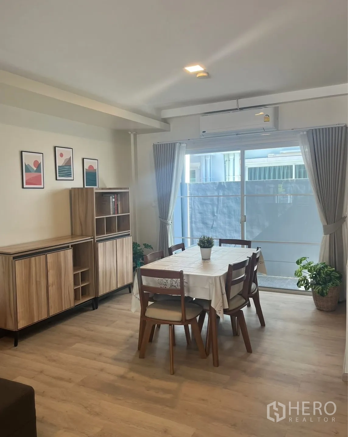 ทาวน์เฮาส์ for rent in Prawet, Bangkok - พื้นที่นั่งเล่นและทานอาหารแบบเปิดโล่งพร้อมโต๊ะ โซฟา และทีวี.