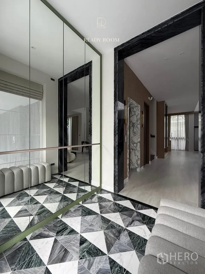 Property Image #16 for property HRE00274