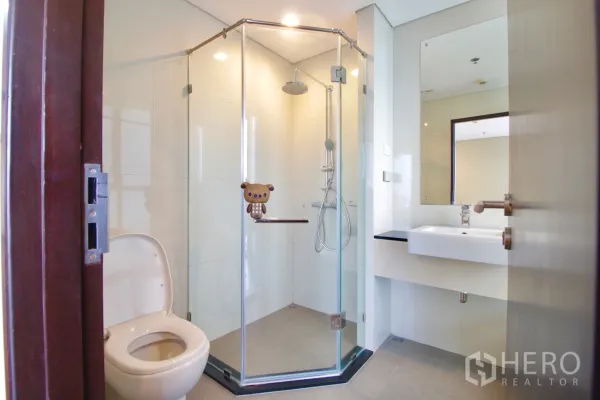 คอนโด ให้เช่าในKhlong Toei, Bangkok - ห้องน้ำสมัยใหม่พร้อมตู้กระจกอาบน้ำแบบเรนชาวเวอร์ อ่างล้างหน้าและโถสุขภัณฑ์