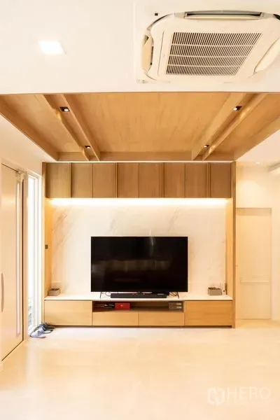 บ้าน ขายในPrawet, Bangkok - ห้องนั่งเล่นสว่าง บิลท์อินชั้นวางทีวี ฝ้าไม้ และแอร์ฝังฝ้า