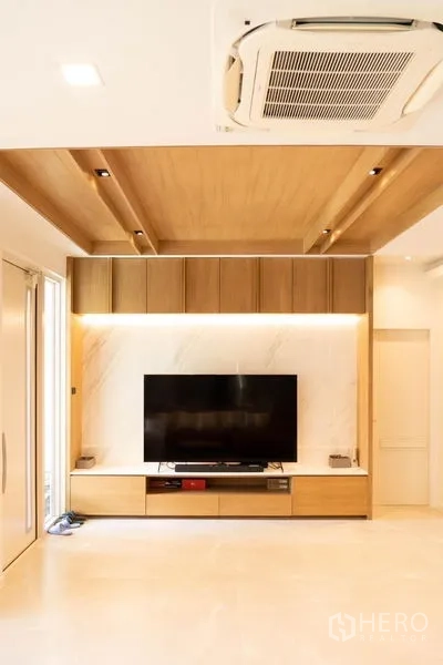 บ้าน ขายในPrawet, Bangkok - ห้องนั่งเล่นสว่าง บิลท์อินชั้นวางทีวี ฝ้าไม้ และแอร์ฝังฝ้า