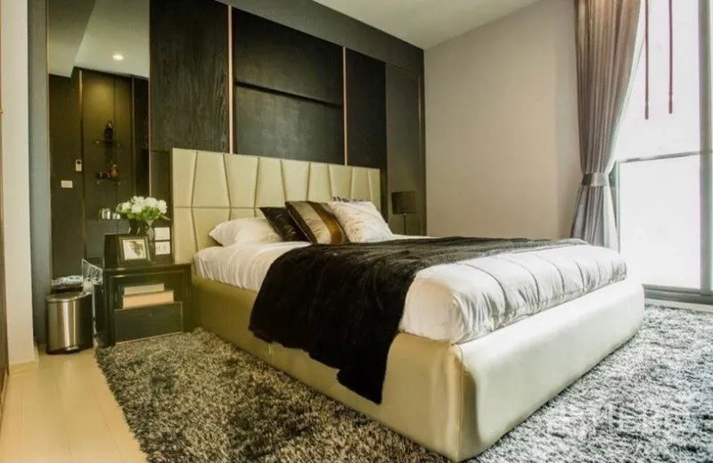 คอนโด ให้เช่าในPathum Wan, Bangkok - ห้องนอนที่สอง เตียงบุผ้านุ่ม ผนังลายไม้ และพรมขนฟู