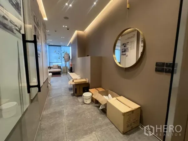 พื้นที่ขายปลีก ให้เช่า - โถงทางเข้า ประตูกระจก กระจกเงากลม และกล่องของบนพื้นหิน นำเข้าสู่พื้นที่หลัก.