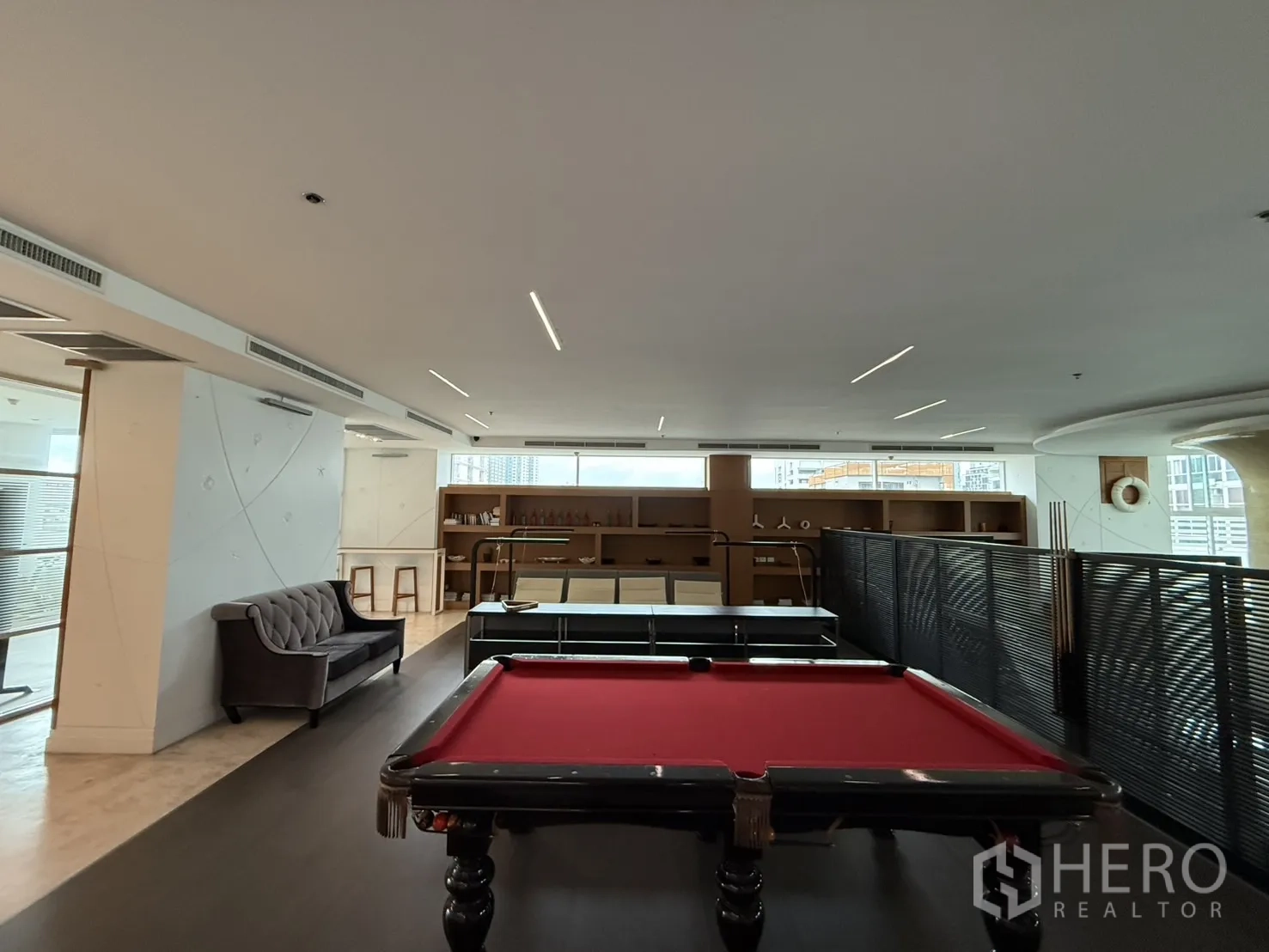 คอนโด ให้เช่าในPhaya Thai, Bangkok - ห้องสันทนาการพร้อมโต๊ะพูลผ้าสีแดง ที่นั่งและวิวเมือง