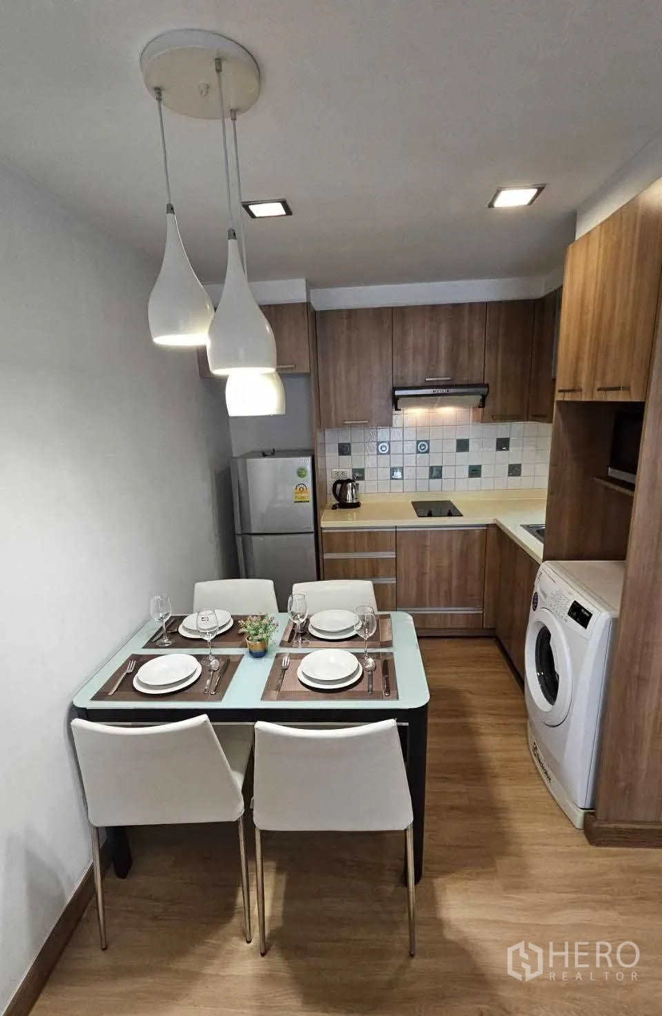 คอนโด ให้เช่าในWatthana, Bangkok - มุมรับประทานอาหาร 4 ที่นั่ง ติดครัวเปิด พร้อมโคมแขวนและตู้เย็น