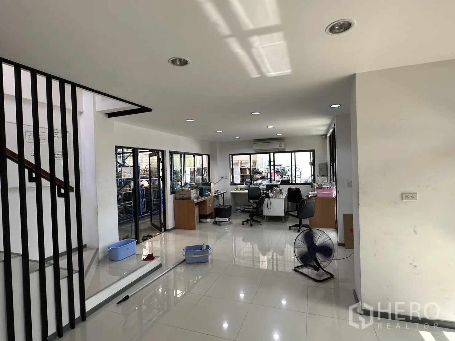 工厂 出租或出售在Pathum Thani - 一层办公室，玻璃隔间可眺望仓库。