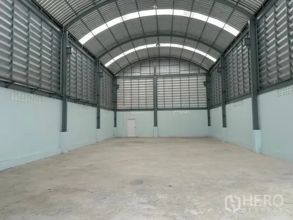 工厂 出租在Pak Kret, Nonthaburi - 厂房内部，高拱形屋顶、通风百叶与钢筋混凝土地面