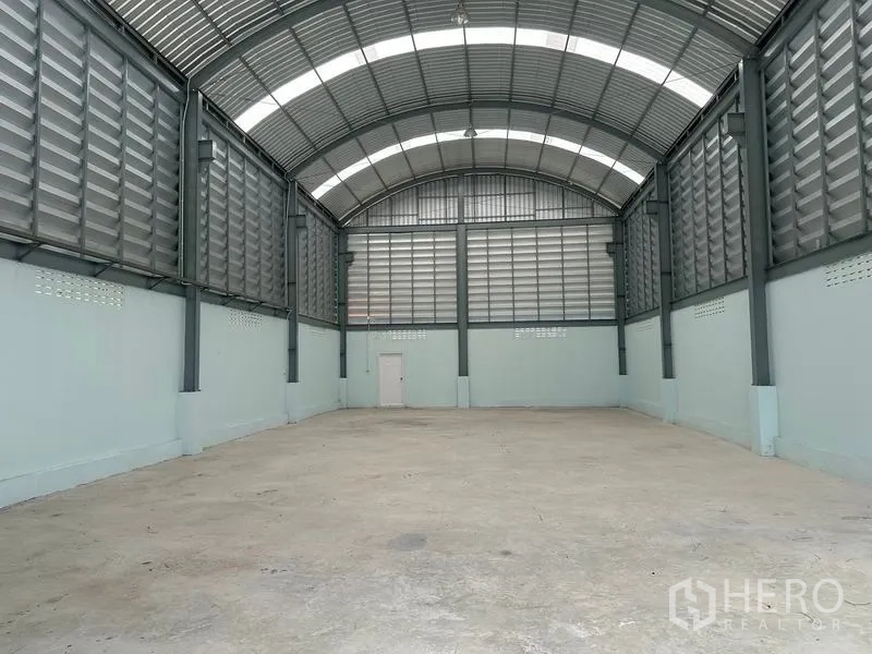 工厂 出租在Pak Kret, Nonthaburi - 厂房内部，高拱形屋顶、通风百叶与钢筋混凝土地面