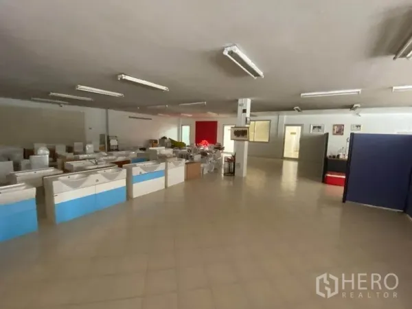 Factory for rent in Khlong Toei, Bangkok - Spacious office or showroom area with tiled floors and fluorescent lighting.