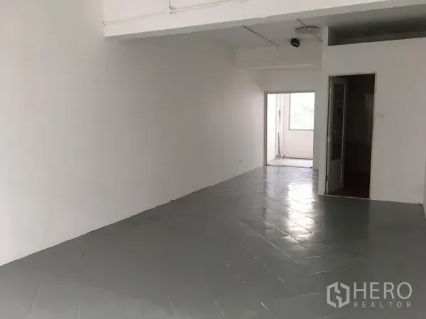 อาคารพาณิชย์ ให้เช่าในKhlong Toei, Bangkok - ชั้นบนปูพื้นกระเบื้องสีเทา ผนังสีขาว และประตูเชื่อมพื้นที่ระเบียงเล็ก