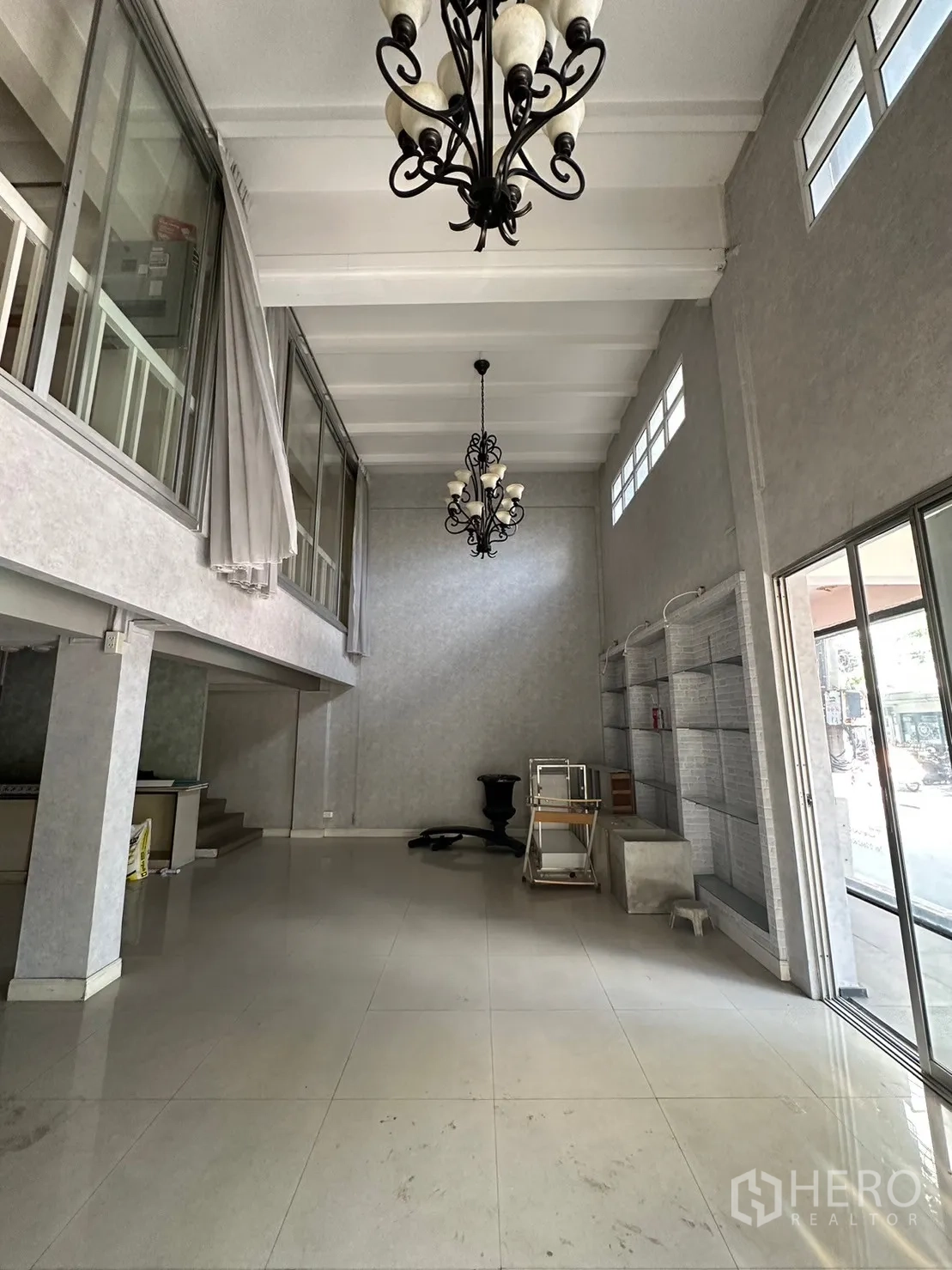 พื้นที่ขายปลีก ให้เช่าในWatthana, Bangkok - โถงร้านค้าสูงโปร่งพร้อมโคมระย้า กระจกหน้าร้านและพื้นกระเบื้องเงา